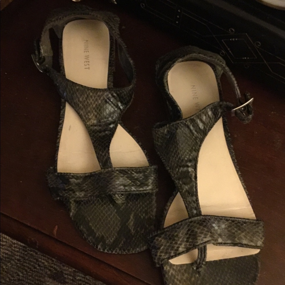 Flat sandals snake letter